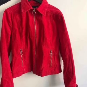 Manchesterjacka 90-tal - Helt underbar manchesterjacka från någon av H&M:s 90talskollektioner. Köpte själv online men har en liknande jacka så nu får denna vandra vidare! Gör ont för den är helt underbar verkligen 🌹🌹🌹