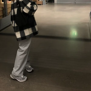 Vintage kostymbyxor - Vintage kostymbyxor i grått                                 Passar XS/S (38cm i midjan) snygg oversized fit.                              Betalas med swish, fraktas spårbart med postnord