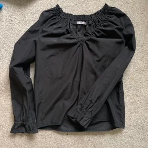Blus från NA-KD - Svart blus från Na-Kd använd ett fåtal gånger, bud från 60kr 🌸
