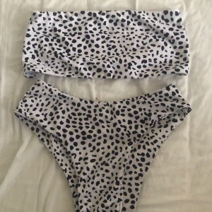 Prickig bikini - Högmidjad bikini i storlek S/M🐆🐆 Säljer den pga att den tyvärr är för stor för mig:( 130kr inklusive frakt💖