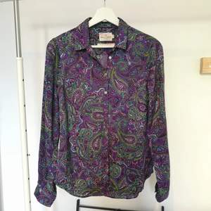 RESERVERAD. Lila och grön paisley 70-tals inspirerad skjorta. Frakt tillkommer. 