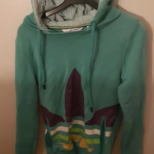 Adidas-tröja - Skriv för mer info/fler bilder! Finns i gbg men kan även skickas. Katt finns i hemmet!