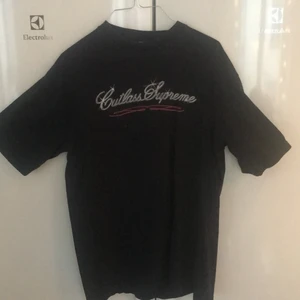 VINTAGE SUPREME TSHIRT - Otroligt sällsynt supreme tröja från 2002(!) köpt från plugmeplease. Cond 8.5/10 storlek Large. Kan mötas i sthlm eller fraktas👍