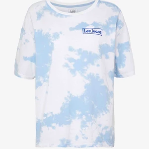 Snygg moln tröja/ tie dye - Säljer denna supersnygga slutsålda tie dye graphic tee från Lee Jeans. Prislappen sitter kvar och tröjan är i storlek 36 men stor i storleken så skulle säga att den passar M och eventuellt L. Pris kan diskuteras😊. Hör av er om ni vill ha fler bilder!:)