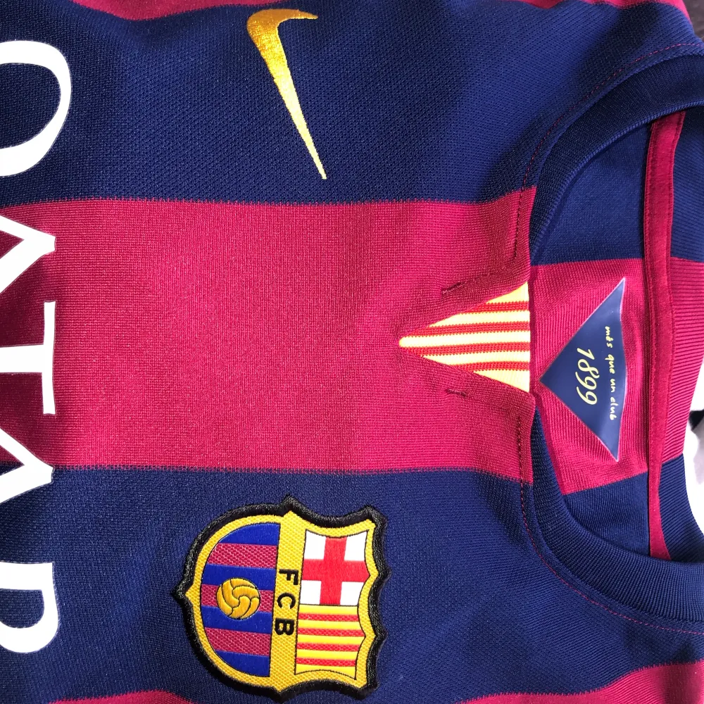 En Barca Matchtröja i nyskick, helt officiell och äkta köpt på plats. Storlek XL i barn (vanlig S), Nypris ca 700kr. . Hoodies.