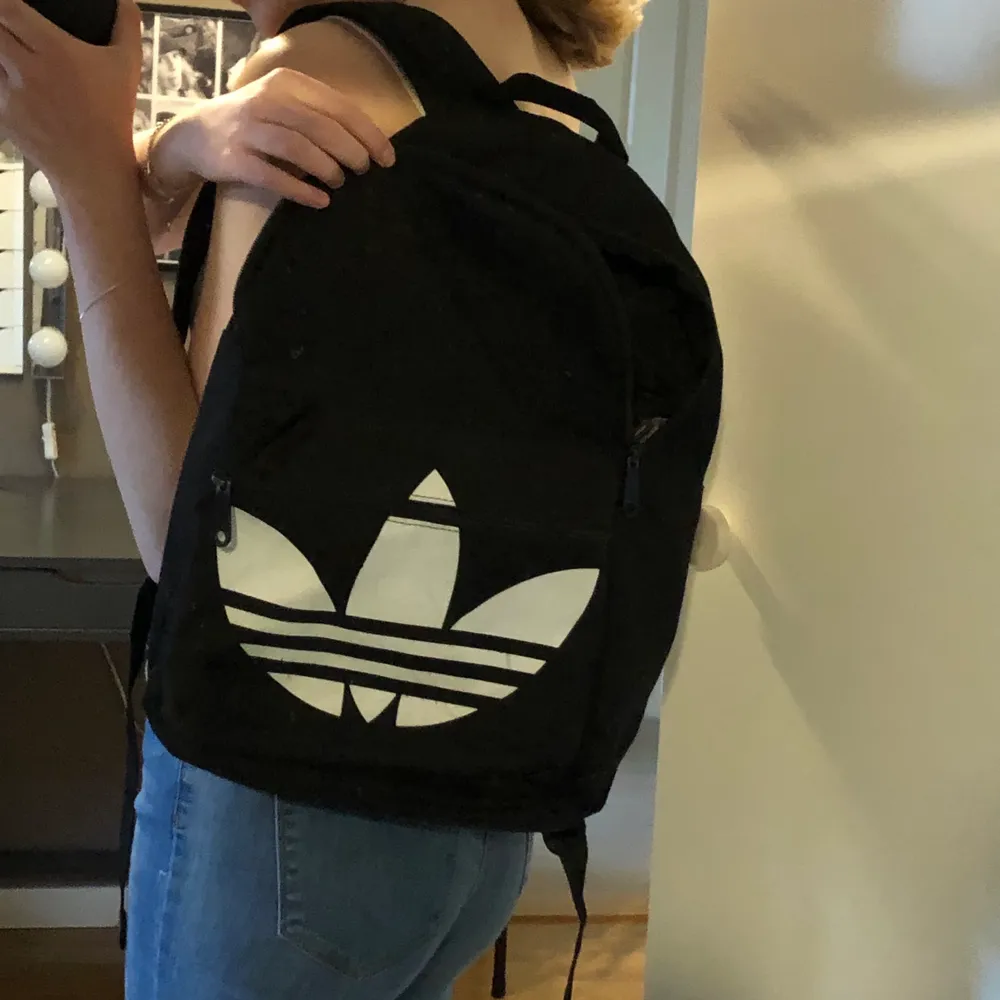 Säljer tillslut min snygga adidas originals ryggsäck i bra skick! Köpt för 349kr och sparsamt använd. Fraktar och hör av er kring frågor eller liknande😊. Väskor.