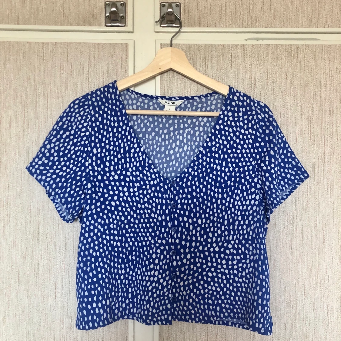 Mönstrad topp med knappar