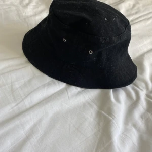 Svart buckethat  - Helt oanvänd buckethat, säljs pga använder inte
