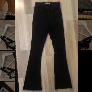 Svarta flare jeans  - Bootcut / flare jeans från Ginatricot i storlek S. Använda fåtal gånger. Passar bra på mig som är 165.  + frakt 59kr!