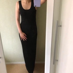 Basic maxiklänning - Maxiklänning i trikå från bikbok. Fornast kroppen väldigt fint och är inte allt för tight superskön till sommaren. Klänningen är i bra skick. 🦋Fraktkostnad tillkommer🦋