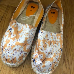  - Fina sommar skor som säljs för att de är för stora. Aldrig använda. Frakt tillkommer. 