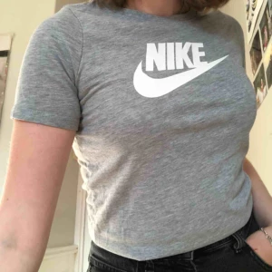  - Grå Nike T-shirt, använd ett fåtal gånger. Barnstorlek M, se sista bilden 💕