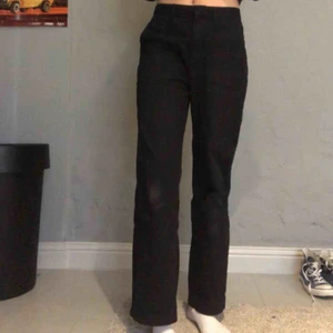  - Svarat jeans köpta på asos märket ”even & odd”. Ingen fläck på första bilden bara damm. Jag är 176cm lång och brukar ha storlek S eller 38