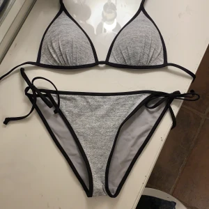 Bikini - En bikini jag ändast har andvänt en gång så den är gott som ny, övre är S-M nedre del är en M. FRI FRAKT