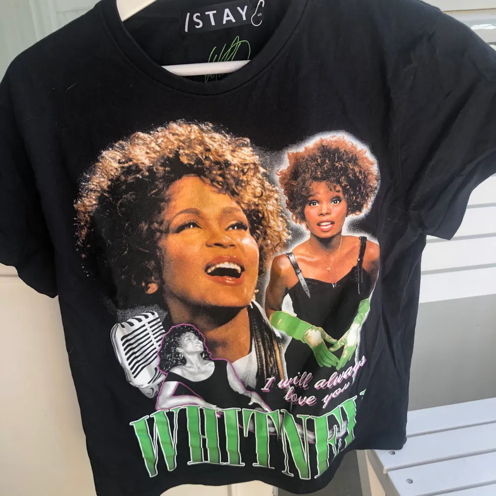 Urcool t-shirt med Whitney på från Carlings💚 Använd en gång, så den är i ett strålande skick! Kan självklart fraktas för 40kr🤝 Priset kan diskuteras💖. T-shirts.