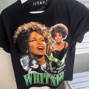 Urcool t-shirt med Whitney på från Carlings💚 Använd en gång, så den är i ett strålande skick! Kan självklart fraktas för 40kr🤝 Priset kan diskuteras💖