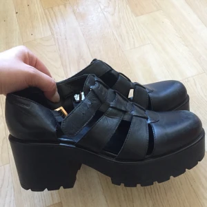 VAGABOND cut out block heel shoes - Beautiful vagabond shoes in good condition, just some scratches in the front cos they are used, otherwise very loved! Very light and comfy to walk with, perfect for spring and summer. Nice chunky heel :) hope to find new home 