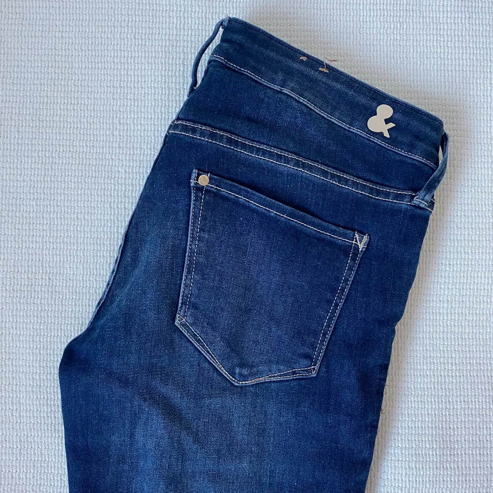 Snyggt blåa skinny jeans med låg midja från hm, använda 1 gång. För en längre person går dom snyggt över ankeln men för kortare ben är dem precis perfekt långa! Storlek 26/30. Jeans & Byxor.