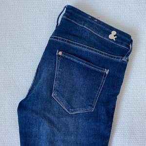 Snyggt blåa skinny jeans med låg midja från hm, använda 1 gång. För en längre person går dom snyggt över ankeln men för kortare ben är dem precis perfekt långa! Storlek 26/30