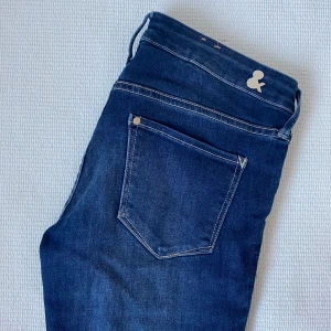 HM jeans - Snyggt blåa skinny jeans med låg midja från hm, använda 1 gång. För en längre person går dom snyggt över ankeln men för kortare ben är dem precis perfekt långa! Storlek 26/30