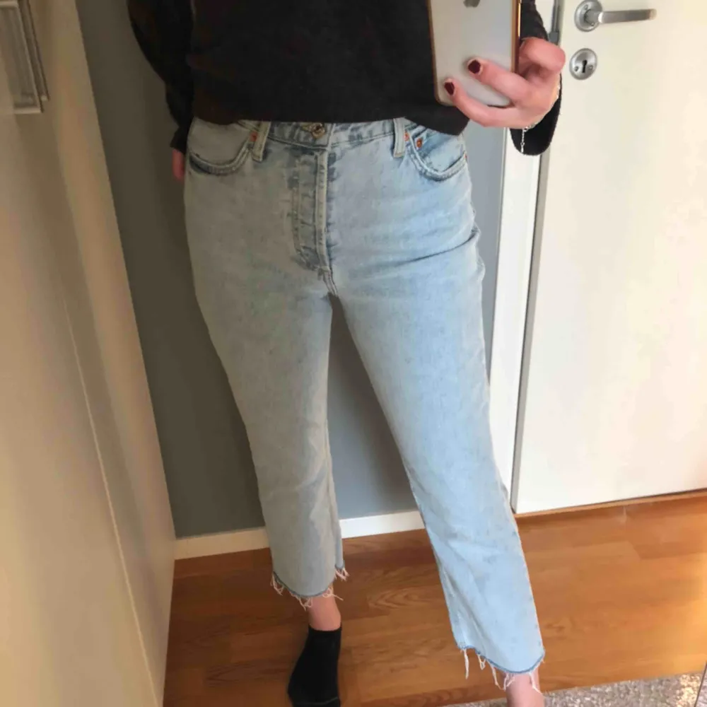 Dessa ljusblåa jeans från Zara! Dom är verkligen så sköna och sitter jätte bra.  Storleken är 38 men passar 36!  Använda 1 gång.. Jeans & Byxor.