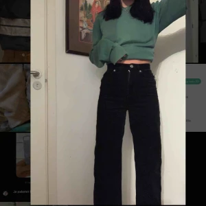 Manchester byxor!! - Svarta corduroy byxor från monki, Mycket populära!! 67cm i midjan!! 32 är storleken i dam storlek inte inch, Super skick!!