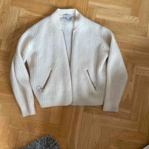  - Använd 1-3 gånger. Fint skick! Storlek Medium. 