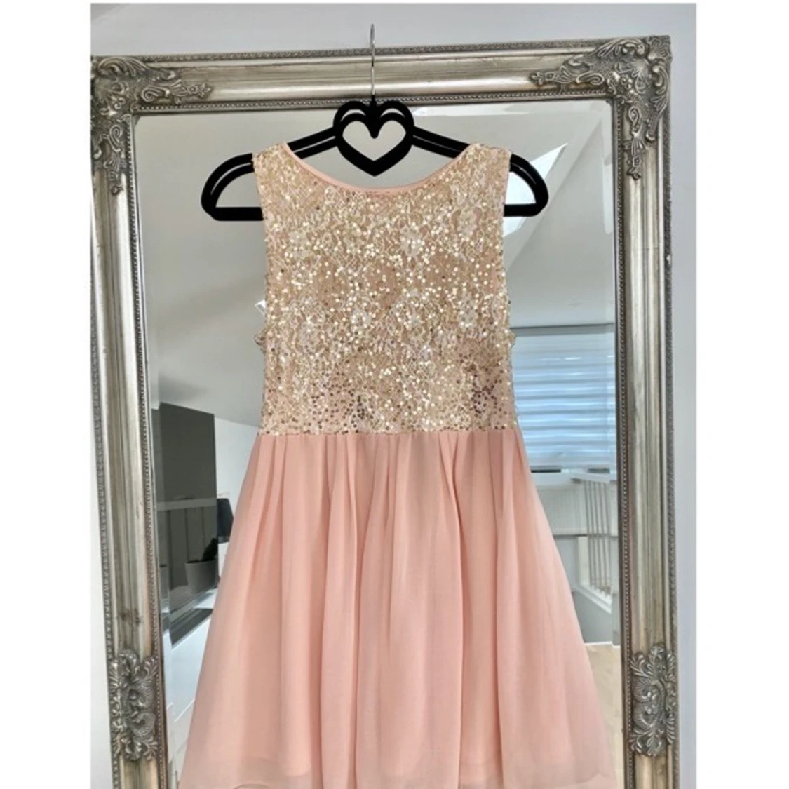 Rosa klänning med paljetter