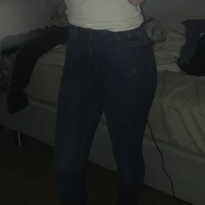 Gina Tricot Molly XS - Sitter bra, inte för tajt inte för löst. Högmidjade, funkar bra med bälten. Säljs pga att de inte används. Använd ett par gånger, knappt 7 månader gammal. 