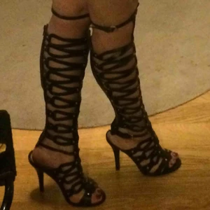  - Helt nya, endast testade inomhus, har tyvärr aldrig kommit till användning. Supersexiga klackar. Frakt ingår. 