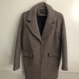 Vinterkappa  - 50% Ull. Grå beige i färgen 