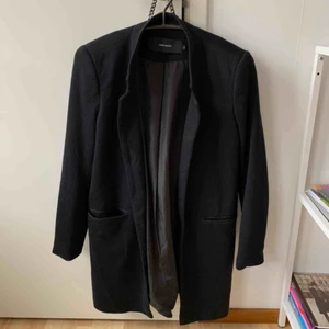  - Jättefin vårkappa från Vero Moda. Använd ca 3 gånger. Frakt ingår.