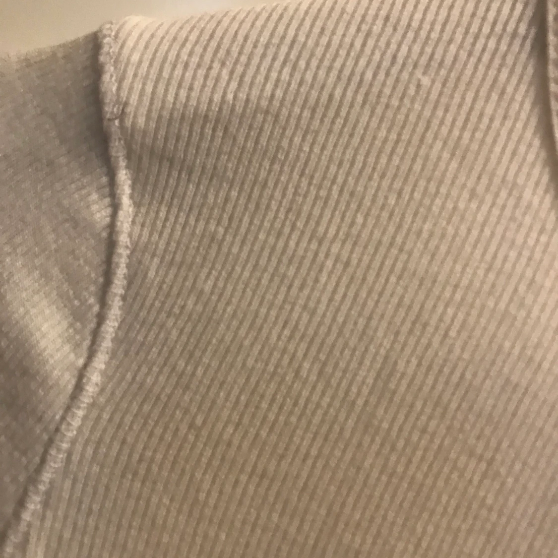 Oanvänd långärmad tröja. S - 90