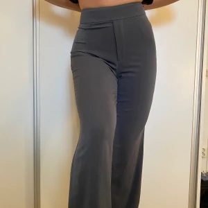 kostymbyxor - kostymbyxor från Vero Moda, stl S, knappt använda, kan hämtas hos mig, även fraktas å eventuellt mötas i stockholmsområdet!