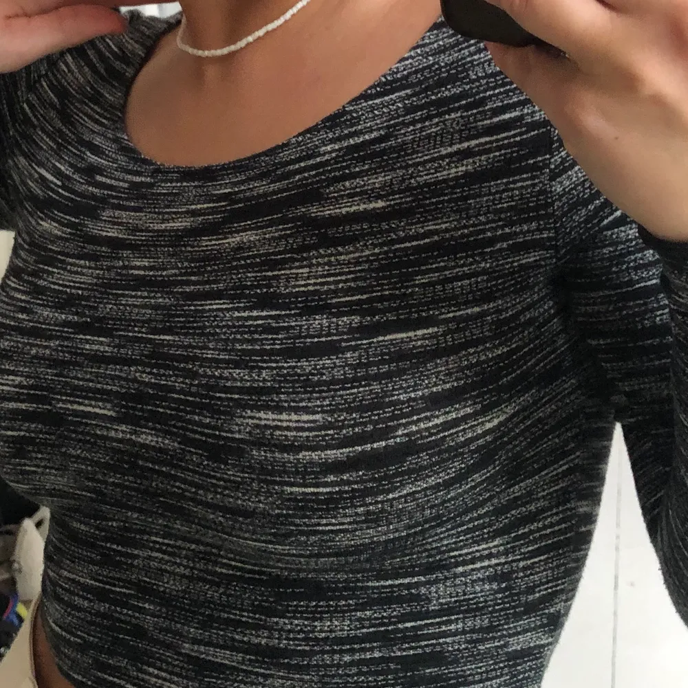 Säljer denna asballa croptoppen då jag har för mycket tröjor! Den är använd Max en gång, dvs nyskick💓💕💓 jätte cool tröja som går att matcha till allt, trots mönstret! Jätte skönt material, 💕💞💕 frakt tillkommer. Yläosat.