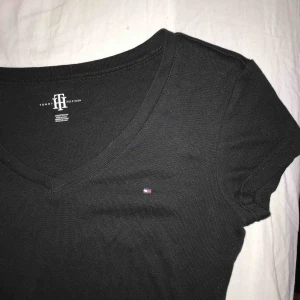  - Supersnygg TH t-shirt, tight men stretchig. Superfint skick 😎 syns knappt på bilderna men den är lite tjockare tyg och ”räfflad”. frakt 40kr