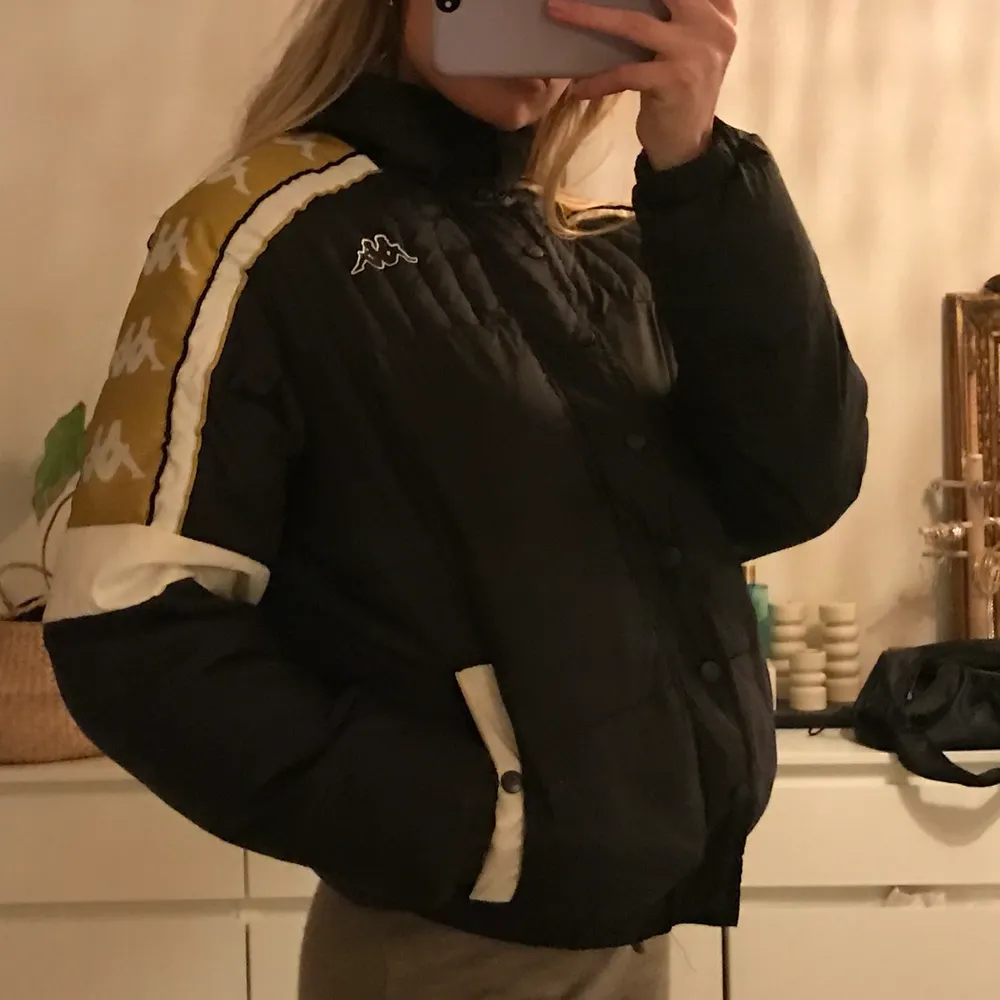 Säljer min otroligt feta kappa puffer jacket 😭 den är använd till och från under förra vintern, men i otroligt bra skick. Älskar den men den kommer inte till användning och tar upp plats i en trång garderob så jag hoppas att den kommer bli älskad som den förtjänar hos någon annan. 💞 vid flera intresserade kör vi budgivning! . Jackor.