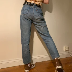 Raka högmidjade blå vintage Levi’s jeans 881 fit guide - Vintage raka högmidjade Levi’s jeans i modellen 881 fit guide 💌 Fett mjukt material, rena motsatsen mot stela?! Jag älskar att man kan både ha de som ett par högmidjade jeans men även bära de lite längre mer på höfterna för en mid-rised siluett, men min favoritdetalj är dne svarta back tagen! Sååå mångsidiga och går att matcha med praktiskt sätt vad. Som. Helst. Följande mått gäller; midjemått: 75 cm, innerbensmått: 67 cm, byxlängd: 94 cm.  Alla priser är inkl. frakt och alla plagg tvättas innan de skickas iväg