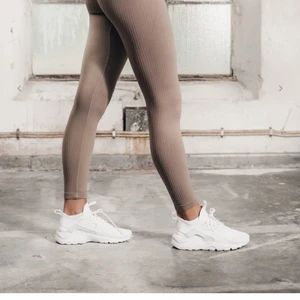 Träningstajts  - Säljer dessa supersnygga aimn byxor som jag köpte i för stor storlek, knappt använda. Säljer de för 400kr. 