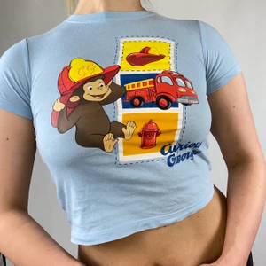 Baby Tee - Tänkte ha som en baby tee men den var för liten :( Från Kappahl, barnstorlek 98/104. Byst mått tvärs över ca. 37cm Längd 38cm. SafePay knappen är aktiverad så det går att köpa direkt utan att behöva meddela! Tar annars swish! Använder helst Safepay då det blir säkrare för båda (Safepay tar 10% av betalningen och spårbar frakt på 66kr är inräknad i priset) Om du lägger upp en Instagrambild på ditt köp så får du gärna tagga @thewearbones för att bli featured 🧚🏼🥂 (Skriv gärna om du har eventuella frågor!) 