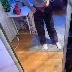 Weekday byxor - Weekday byxor är dem bästa! Köpte dessa förra våren och har inte blivit använda så mycket pågrund av att dem är förstora för mig men dem är fina byxor i fint skick!❤️