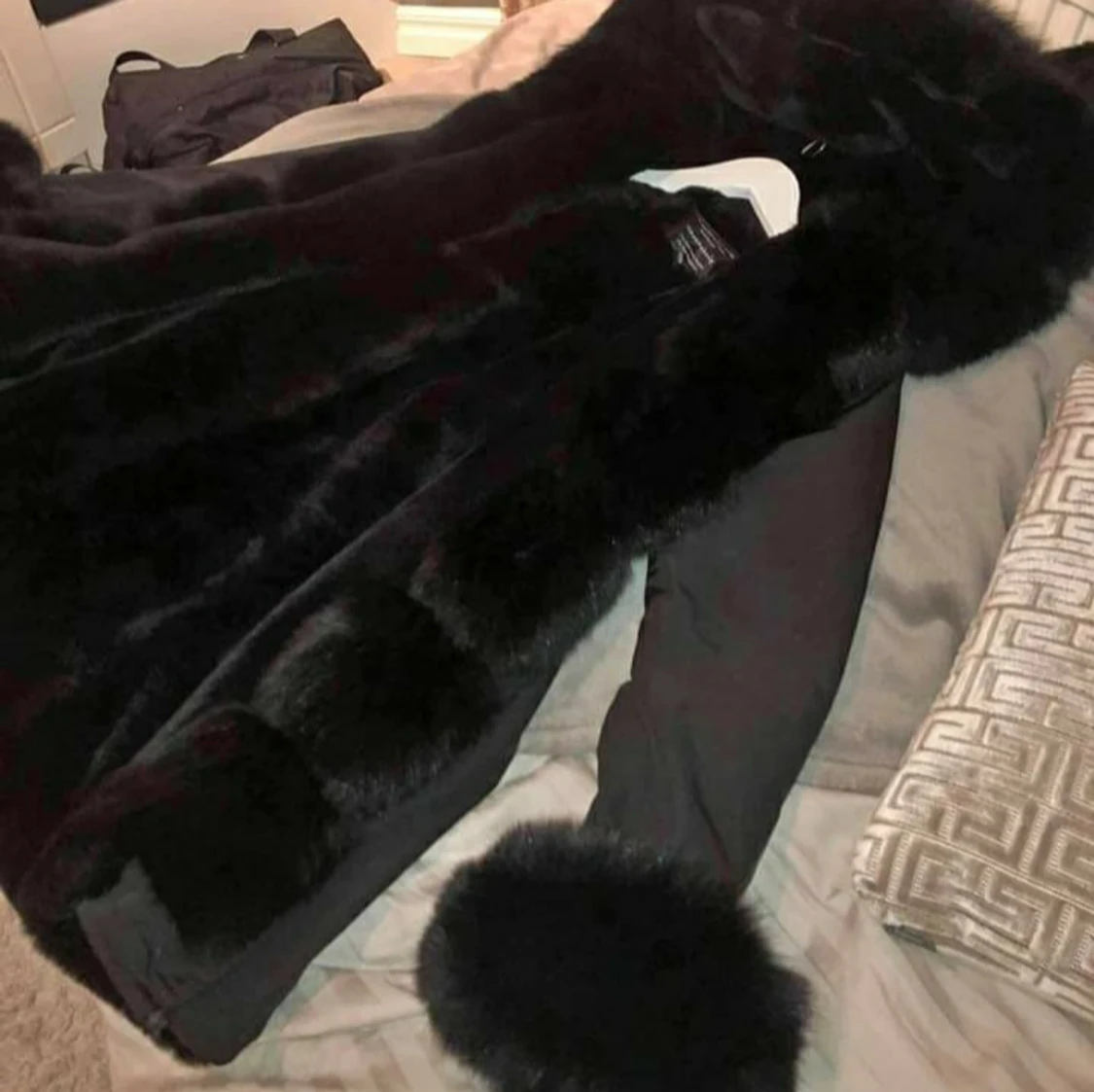 Säljes svart pälsjacka