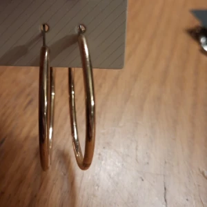 Örhängen  - Guld örhängen med omkrets på 12.5 cm 