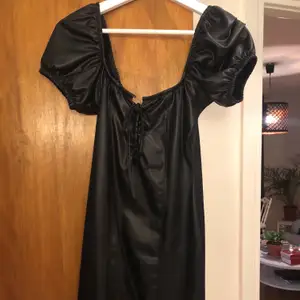Säljer denna supersnygga svarta klänning i fakeskinn. Använd ett fåtal gånger men inget märkbart. Frakt tillkommer på 66 kr! 💚