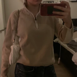 Tröja - Beige snygg stickad tröja med vita detaljer, den är som m även fast det står xl 