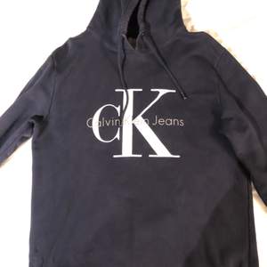 Marinblå Calvin Klein hoodie i bra skick, Strl L (herr storlek) Pris: 300 kr eller högstbjudande. Köparen står för frakten, fraktkostnaden är ett ungefärligt pris