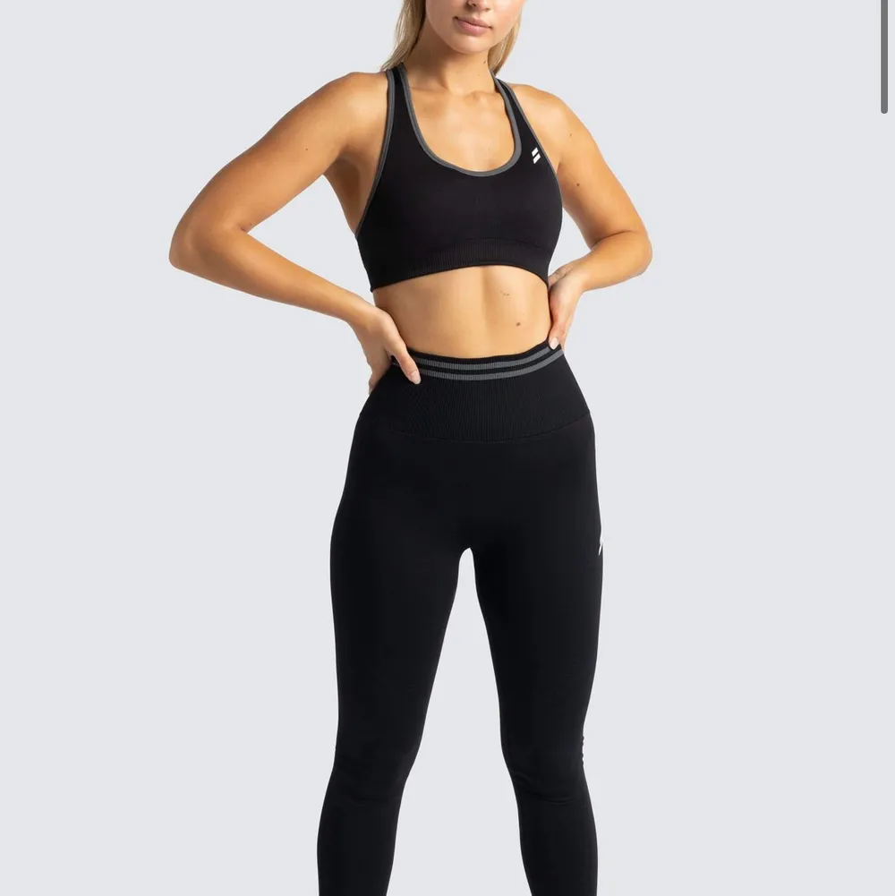 DYE SCRUNCH SEAMLESS LEGGINGS i färgen JET BLACK köpta från doyoueven en australiska hemsida för 82 aud som motsvarar ca 600kr!!. Jeans & Byxor.