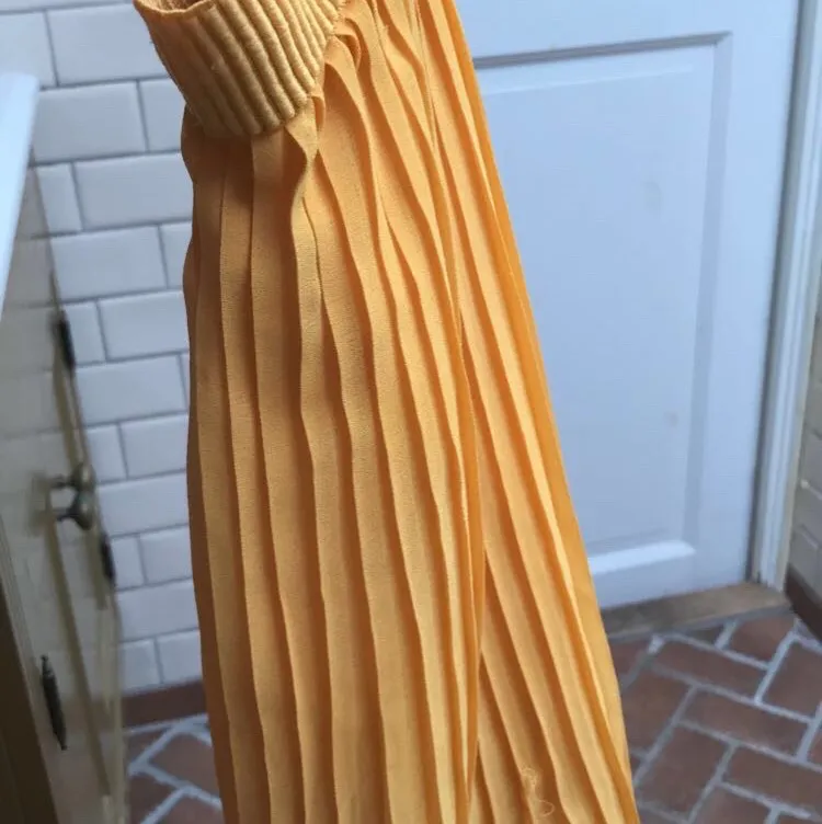 En av de somrigaste kjolarna jag sett, klargul färg med plisserat material från NAKD. Storlek 34 men funkar för mig som är 36/38 också! . Kjolar.