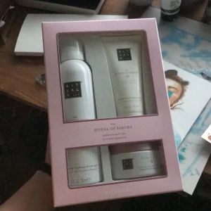 Rituals kit Helt nytt  - Helt nytt och oöppnat kit från rituals of sakura inkls tre produkter💗 en foaming shower gel, en bad skrubb och en body cream i doften rice milk & cherry blossom. super bra present eller bara för att lysa till det lite själv☺️ det verkar som att det är många intresserade så tänker att vi kan köra en budgivning i kommentarerna💗 avslutas lördag 20:00