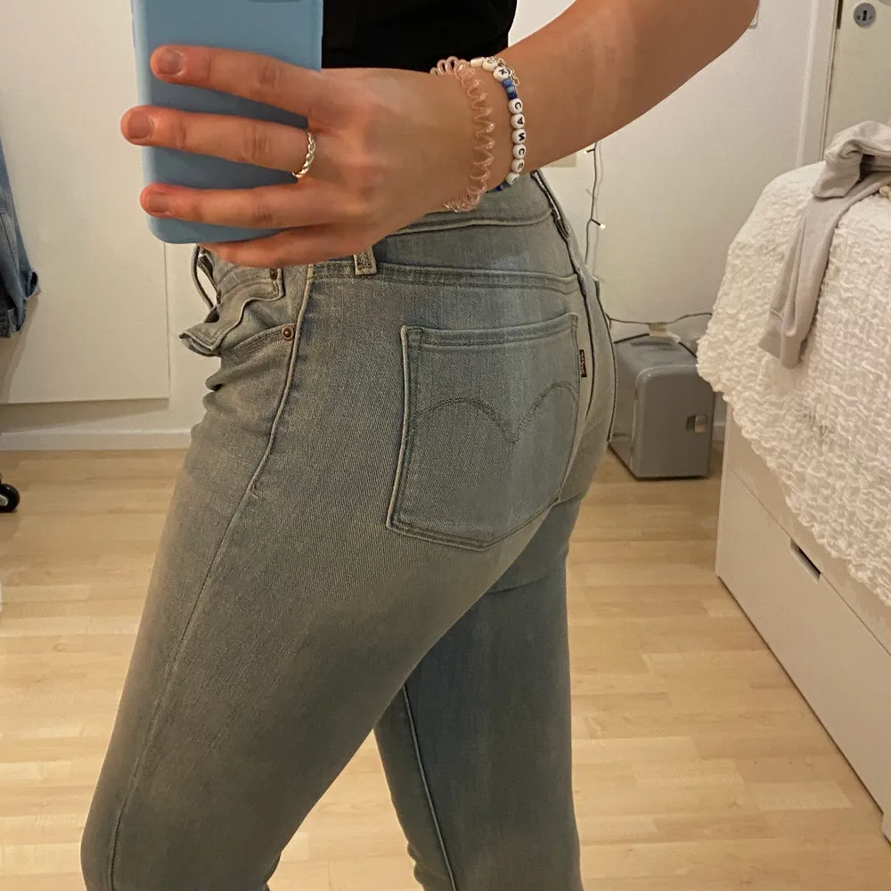 Säljer dessa ljusa Levis jeans i modellen ”Mid Rise skinny” i storlek W27 L32! Köpte dem i USA men är aldrig använda endast testade! Ordinariepris: 399:- och säljer dem för 120kr!. Jeans & Byxor.